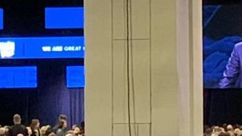 Karena angle yang tepat, seolah ada raksasa tengah berpindato, Foto: dok reddit/confusing_perspective