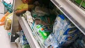 Bikin mengira anak kecil tersebut tidur di rak diterjen supermarket. Foto: dok reddit/confusing_perspective