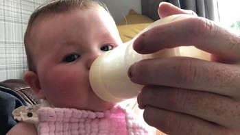 Si bayi seolah punya tangan orang dewasa. Foto: dok reddit/confusing_perspective