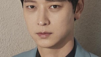 Kang Dong Won adalah juaranya menurut Dr Oh Myung Jun. Aktor Train to Busan ini dinilai memiliki mata, hidung, mulut, dan rahang yang semuanya sempurna. Foto: MyDramaList