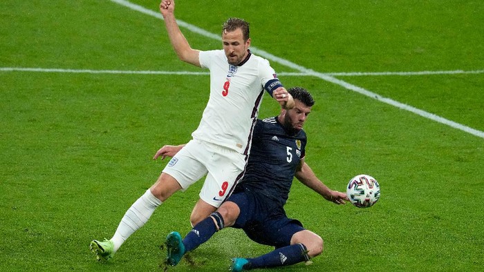 harry kane grant hanley inggris vs skotlandia euro 2020 euro 2021 piala eropa 2020 piala eropa 2021 timnas inggris timnas skotlandia LONDON, ENGLAND - JUNE 18: Harry Kane of England is challenged by Grant Hanley of Scotland during the UEFA Euro 2020 Championship Group D match between England and Scotland at Wembley Stadium on June 18, 2021 in London, England. (Photo by Matt Dunham - Pool/Getty Images)