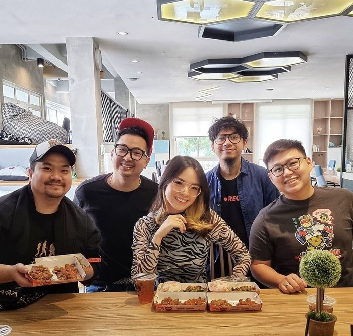 Hobi Jajan, Ini Momen Edho Zell Borong Gorengan hingga Makan Es Krim