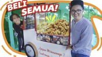 Konten borong semua menu makanan jadi salah satu yang digemari di sana. Kalau ini momen Edho Zell, borong semua gorengan sampai gerobak-gerobaknya. Foto: Instagram Edho Zell
