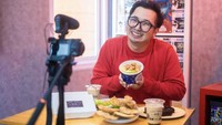 Ada chicken rice bowl, gorengan tahu tempe, sampai es kopi susu yang jadi menu makanan kesukaan Edho. Wah, benar-benar foodies sejati! Foto: Instagram Edho Zell