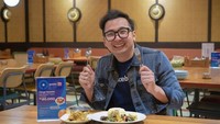 Makan nasi campur aneka lauk dengan kremesan yang gurih renyah, jadi pilihan makan siang Edho yang tentunya enak dan mengenyangkan. Foto: Instagram Edho Zell