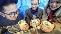 Jalan-jalan ke Seoul, Korea Selatan, ini foto Edho yang semangat mencicipi kopi latte dengan gambar wajah dirinya di atas gelas. Foto: Instagram Edho Zell