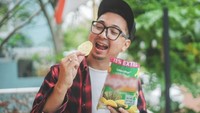 Selain gorengan dan kopi susu, keripik kentang juga masuk ke dalam jajaran cemilan kesukaan Edho yang paling sering disantapnya. Foto: Instagram Edho Zell