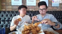 Terakhir ini keseruan Edho saat mencicipi hidangan ayam goreng autentik khas Korea, bersama YouTuber Hansol yang juga eksis di Indonesia. Foto: Instagram Edho Zell