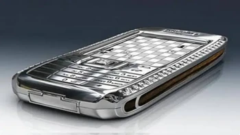 The Diamond Crypto Smartphone didesain Aloisson dan manufakturnya JSC Ancort. HP terbuat dari platinum padat, sedangkan logo dan tombol home-nya terbuat dari rose gold. Selain itu, ponsel ini memiliki 50 berlian bertatahkan, termasuk 10 berlian langka berwarna biru. Sejumlah kecil kayu yang ditampilkan di sisi ponsel terbuat dari kayu eboni Makasar. Foto: via Wealthy Gorilla