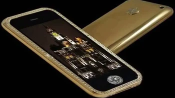 Goldstriker iPhone 3GS Supreme, USD 3,2 juta atau sekitar Rp 46,3 miliar. Ponsel ini merupakan kreasi sukses lainnya dari Stuart Hughes dan terbuat dari 271 gram emas 22 karat. Bezel iPhone diisi 136 berlian dan logo Apple di bagian belakang ponsel bertatahkan 53 berlian. Foto: via Wealthy Gorilla