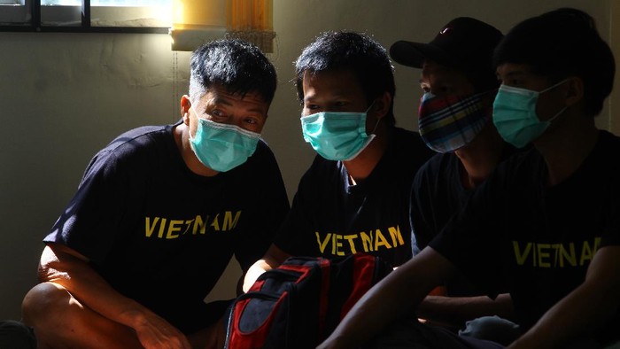 Sejumlah pelaku penangkapan ikan ilegal berkewarganegaraan Vietnam beristirahat di aula Kantor Imigrasi Kelas I TPI Pontianak di Pontianak, Kalimantan Barat, Sabtu (19/6/2021). Kantor Imigrasi Kelas I TPI Pontianak akan mendeportasi 24 pelaku pencurian ikan ilegal asal Vietnam pada Minggu (20/6/2021). ANTARA FOTO/Jessica Helena Wuysang/pras.