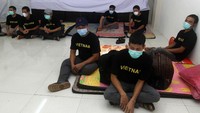 Sejumlah pelaku penangkapan ikan ilegal berkewarganegaraan Vietnam beristirahat di aula Kantor Imigrasi Kelas I TPI Pontianak di Pontianak, Kalimantan Barat, Sabtu (19/6/2021).