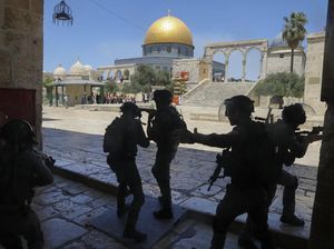 Keterlaluan Ulah Israel saat Jemaah Palestina di Al-Aqsa Dibubarkan