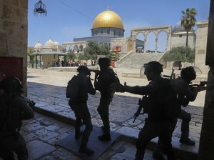 Keterlaluan Ulah Israel saat Jemaah Palestina di Al-Aqsa Dibubarkan
