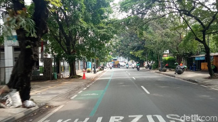 Wilayah Bandung Raya ditutup sementara untuk wisatawan menyusul lonjakan kasus COVID-19. Sejumlah ruas jalan di Bandung terlihat lengang, Sabtu (19/6/2021).