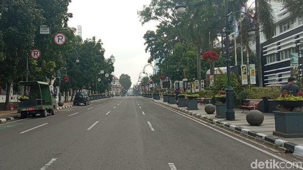 Wilayah Bandung Raya ditutup sementara untuk wisatawan menyusul lonjakan kasus COVID-19. Sejumlah ruas jalan di Bandung terlihat lengang, Sabtu (19/6/2021).