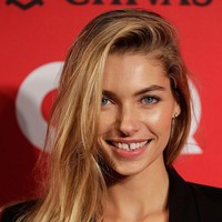 Model Australia Jessica Hart memiliki gigi renggang di bagian depan. Dia tidak pernah berniat merapatkan maupun merapikannya karena justru bangga. Jika klien tidak suka gigi renggangku, aku tidak mau bekerja untuk mereka, tuturnya. Foto: Getty Images/Brendon Thorne