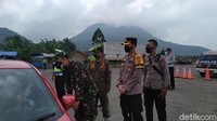 Petugas gabungan terdiri dari TNI-Polri dibantu petugas Dishub dan Satpol PP. Penyekatan dipimpin Kapolres AKBP Wirdhanto Hadicaksono dan Dandim 06/11 Garut Letkol CZI Deni Iskandar.
