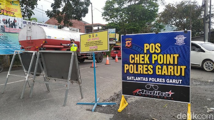 Petugas gabungan melakukan penyekatan kendaraan wisatawan di perbatasan Garut-Bandung. Puluhan kendaraan terpaksa putar balik.
