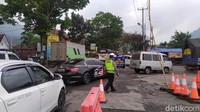 Berdasarkan pantauan detikcom di lokasi, sekitar pukul 15.15 WIB, petugas memeriksa seluruh kendaraan yang masuk dari arah Bandung menuju Garut via Jalur Kadungora-Leles. Semua kendaraan yang masuk ke wilayah perkotaan Garut via Kadungora diperiksa identitasnya. Kendaraan berpelat luar Garut serta bus pariwisata jadi tujuan.