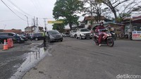 Kendaraan yang masuk dengan tujuan wisata dan belanja di wilayah Garut diputar balik dan diminta untuk tidak masuk ke wilayah perkotaan Garut. Ada puluhan kendaraan didominasi roda empat yang terpantau diputar balik petugas di titik ini. Lokasi penyekatan ini merupakan gerbang masuk menuju kawasan wisata di perkotaan Garut seperti Cipanas dan Darajat.