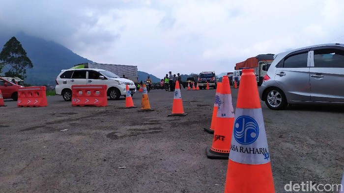 Petugas gabungan melakukan penyekatan kendaraan wisatawan di perbatasan Garut-Bandung. Puluhan kendaraan terpaksa putar balik.