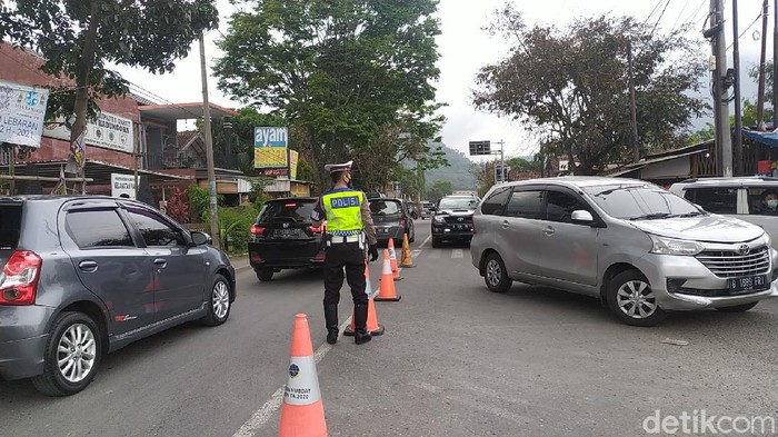 Kendaraan Wisata Dilarang Masuk Garut Petugas gabungan melakukan penyekatan kendaraan wisatawan di perbatasan Garut-Bandung. Puluhan kendaraan terpaksa putar balik.