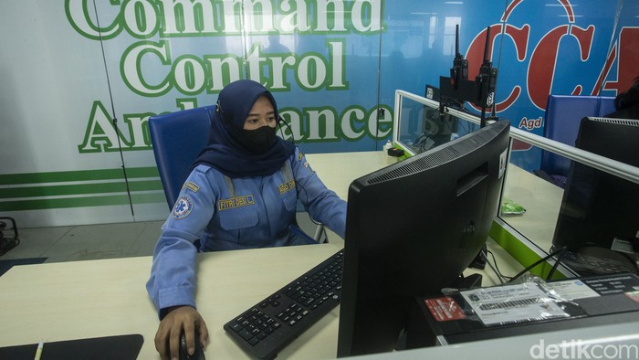 Sejumlah petugas Unit Pelayanan Ambulans Gawat Darurat (AGD) di Dinas Kesehatan Jakarta, mengalami kesibukan luar biasa di tengah lonjakan COVID-19.