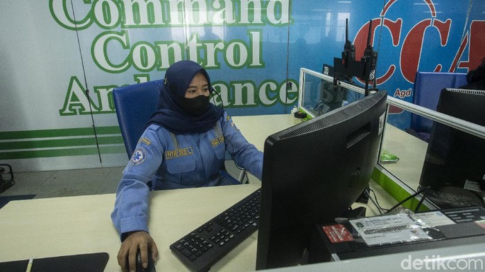 Kerja Keras Pegawai Ambulans Gawat Darurat Sejumlah petugas Unit Pelayanan Ambulans Gawat Darurat (AGD) di Dinas Kesehatan Jakarta, mengalami kesibukan luar biasa di tengah lonjakan COVID-19.