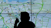 Petugas melayani panggilan darurat COVID-19 di Unit Pelayanan Ambulans Gawat Darurat (AGD) di Dinas Kesehatan Jakarta, Sabtu (19/6/2021).