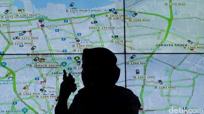 Kerja Keras Pegawai Ambulans Gawat Darurat Sejumlah petugas Unit Pelayanan Ambulans Gawat Darurat (AGD) di Dinas Kesehatan Jakarta, mengalami kesibukan luar biasa di tengah lonjakan COVID-19.