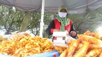 Tanggapan serupa juga terlontar dari Sunarsih. Penjual oleh-oleh khas ini justru tak mengetahui ada kebijakan penutupan kawasan pantai. Dia tetap datang dan menggelar beragam dagangannya.