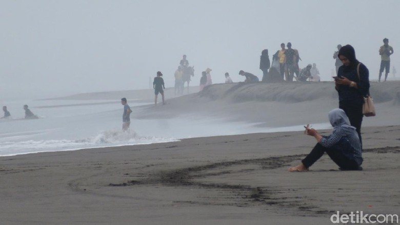 Ketika Pelaku Wisata Pantai Parangtritis Gigit Jari Penutupan objek wisata di Bantul mendapatkan respon berbeda dari para pelaku wisata. Berharap akhir pekan dapat mengais rejeki kini hanya bisa gigit jari.