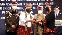 Dalam adat marga Dantaran, Lampung Selatan, Zulhas sendiri memiliki gelar Batin Eka Perkasa. Gelar tersebut merupakan penghormatan untuk bangsawan atau raja. Sementara itu, kepala adat marga Dantaran dengan gelar Sai Batin, Pangeran Ahmad Fajrin, menobatkan Erick Thohir sebagai Raden Bangsawan.