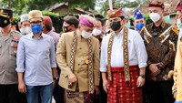 Upacara pemberian gelar adat ini diselenggarakan di SMA Kebangsaan, Kalianda, Lampung Selatan. Acara dimeriahkan oleh berbagai rangkaian acara adat, mulai dari silat sampai tarian. Seluruh rangkaian acara dilaksanakan dengan protokol kesehatan yang ketat, semua tamu yang hadir diwajibkan melakukan test swab antigen. 