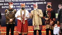 Dalam sambutannya, Zulhas menyampaikan bahwa pemberian gelar adat ini bukan hanya seremoni belaka, tetapi hal penting untuk mengajak para pemimpin negeri menjaga kelestarian adat dan Budaya. 