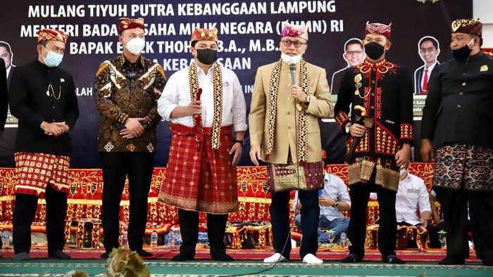 Masyarakat adat Lampung marga Dantaran memberikan gelar adat kehormatan kepada Erick. Hal itu menjadikan Erick adik langsung Zulhas secara adat.