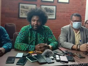 Polisi Awasi Ketua DPRD Tolikara yang Dampingi Lukas Enembe Saat Ditangkap KPK