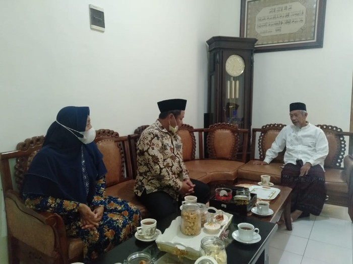 Ketua DPD Golkar Jawa Timur (Jatim), M. Sarmuji mengunjungi Ketua PWNU, KH. Marzuqi Mustamar, Pimpinan Pondok Pesantren Sabiilul Rosyad, Gasek, Malang dan Ketua PW Muhammadiyah KH. Dr Saad Ibrahim di Bukit Villa Sengkaling.
