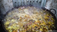 Mak Isa merebus bebek bersama bumbu dalam jumlah banyak agar aroma bebek tak amis. Ia juga mengaku menggunakan banyak jahe agar bebeknya segar. Sekali masak, Mak Isa menggunakan wajan berukuran super besar. Foto: detikFood/Devi S. Lestari