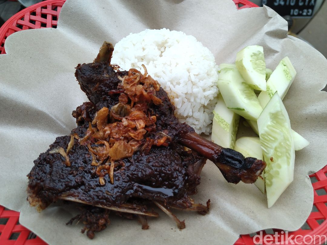 Kisah Mak Isa Sukses Jualan Nasi Bebek Madura Bumbu Hitam di Jakarta