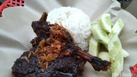 Mak Isa merebus bebek bersama bumbu dalam jumlah banyak agar aroma bebek tak amis. Ia juga mengaku menggunakan banyak jahe agar bebeknya segar. Sekali masak, Mak Isa menggunakan wajan berukuran super besar. Foto: detikFood/Devi S. Lestari