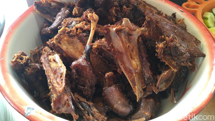 Kisah Mak Isa Sukses Jualan Nasi Bebek Madura Bumbu Hitam di Jakarta Kisah Mak Isa Sukses Jualan Nasi Bebek Madura Bumbu Hitam di Jakarta