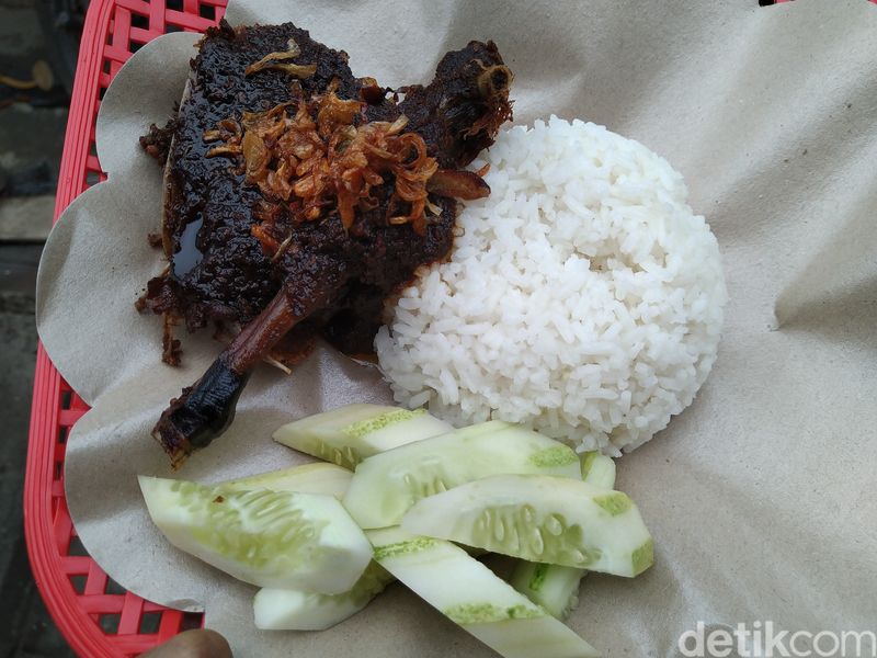 Kisah Mak Isa Sukses Jualan Nasi Bebek Madura Bumbu Hitam di Jakarta