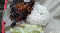 Untuk menemukan racikan bumbu yang pas, Mak Isa beberapa kali mengubah resepnya. Ia juga menerima masukan dari para pelanggannya. Hingga akhirmya kini ia punya resep racikan yang dianggapnya paling pas. Foto: detikFood/Devi S. Lestari