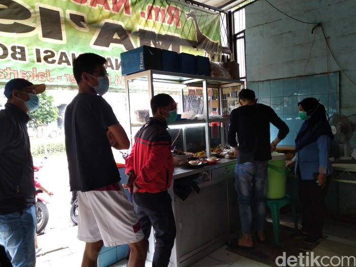 Kisah Mak Isa Sukses Jualan Nasi Bebek Madura Bumbu Hitam di Jakarta Kisah Mak Isa Sukses Jualan Nasi Bebek Madura Bumbu Hitam di Jakarta