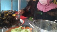 Wanita asli Madura ini mengaku mulai jualan nasi bebek sejak tahun 1991. Bermodal nekat, ia hanya mengandalkan gerobak kecil dan berjualan di pinggir jalan. Jumlah dagangannya pun tak banyak, Mak Isa hanya berani mengolah satu ekor bebek. Foto: detikFood/Devi S. Lestari