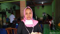Berlokasi di bilangan Cipinang, Jakarta Timur, warung nasi bebek ini sekilas tampak biasa. Apalagi kalau dilihat sebelum jam makan, longgar dan cenderung sepi pembeli. Tapi begitu jam makan siang atau makan malam tiba, warungnya langsung diserbu pembeli. Foto: detikFood/Devi S. Lestari
