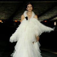 Para model tampil bak dewi Yunani dalam fashion show Dior Cruise 2022 yang di selenggarakan di Panathenaic Stadium, Yunani, Kamis (17/6/2021). Foto: dok. courtesy Dior.