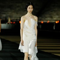 Para model tampil bak dewi Yunani dalam fashion show Dior Cruise 2022 yang di selenggarakan di Panathenaic Stadium, Yunani, Kamis (17/6/2021).